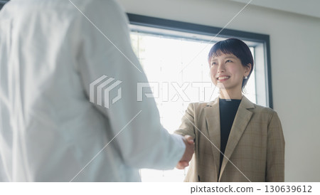 女人和同事握手 130639612