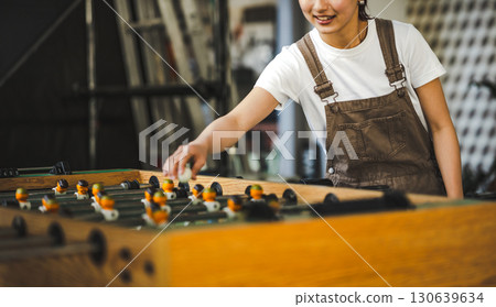 房間裡有桌上足球遊戲的女人 130639634