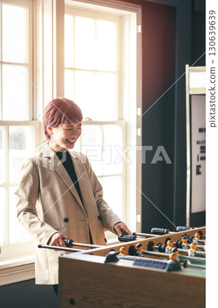 房間裡有桌上足球遊戲的女人 130639639