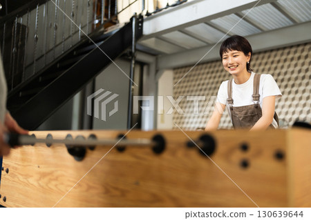 房間裡有桌上足球遊戲的女人 130639644