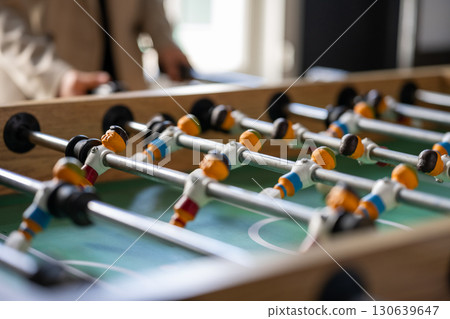 房間裡有桌上足球遊戲的女人 130639647