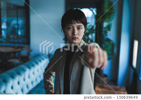 女人指著 130639649