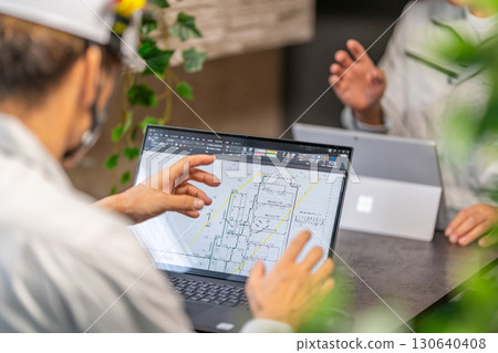 男總工程師講解施工進度、網路進度、施工監造、頭盔2人 130640408