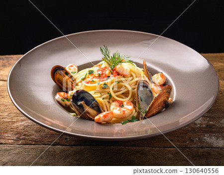 Fresh seafood spaghetti 130640556