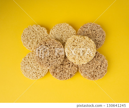Raw Noodles, Dry Round Ramen Noodle, Uncooked Korea Vermicelli, Chinese Wheat Pasta 130641245