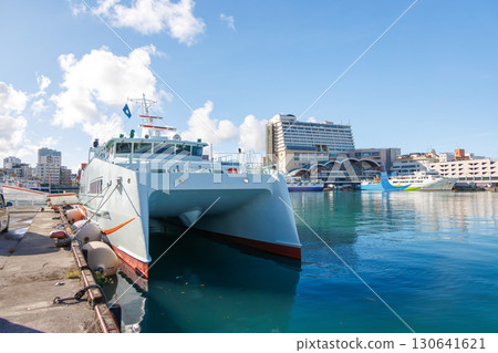 前往慶良間群島座間味島的高速噴射渡輪。座間味女王3號。背景中可以看到泊橋。 前往慶良間群島座間味島的高速噴射渡輪。座間味女王3號。背景中可以看到泊橋。 130641621