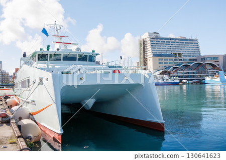 前往慶良間群島座間味島的高速噴射渡輪。座間味女王3號。背景中可以看到泊橋。 130641623