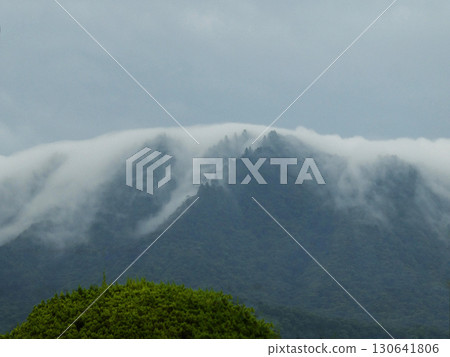 一張雨雲沿著山脈褶皺流動的奇妙景觀照片 130641806