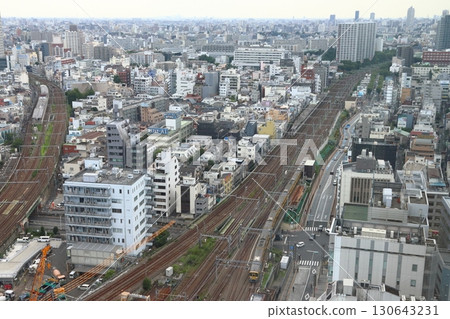西武新宿線新2000系列列車運行穿過新宿區 西武新宿線新2000系列列車運行穿過新宿區 130643231