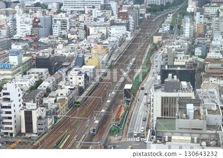 與山手線平行運行的西武新宿線6000系列列車 與山手線平行運行的西武新宿線6000系列列車 130643232