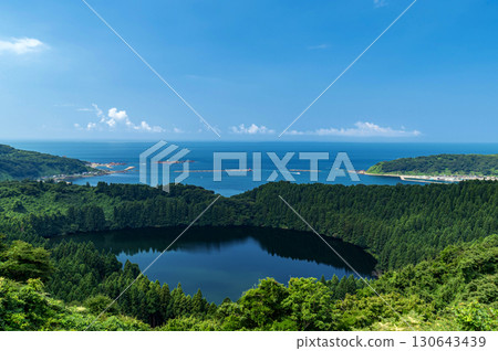 [Oga Peninsula, Akita Prefecture] A spectacular view of the Sea of Japan from Happodai. Toga Bay, formed by an explosion crater, is a calm bay all year round. 130643439