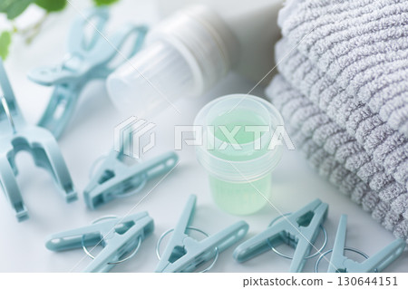 毛巾、衣夾和洗滌劑 毛巾、衣夾和洗滌劑 130644151