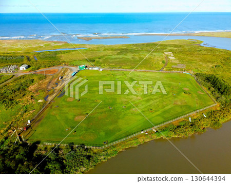初秋時節北海道江差市公園高爾夫球場的鳥瞰圖 130644394