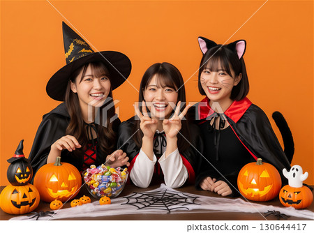 友善的女大學生享受萬聖節 130644417