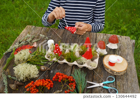 Step-by-step instructions on how to make autumn mushrooms from a cardboard egg carton. 130644492