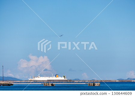 一艘大型油輪駛離海岸。沖繩縣那霸市那霸泊港 - 2025年6月26日 一艘大型油輪駛離海岸。沖繩縣那霸市那霸泊港 - 2025年6月26日 130644609