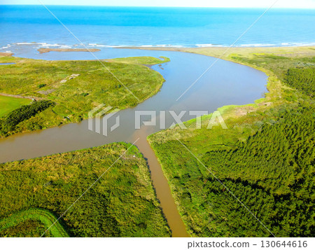 初秋時節北海道江差淺部川河口的鳥瞰圖 130644616
