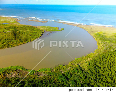 初秋時節北海道江差淺部川河口的鳥瞰圖 130644617