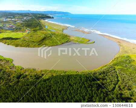 初秋時節北海道江差淺部川河口的鳥瞰圖 初秋時節北海道江差淺部川河口的鳥瞰圖 130644618
