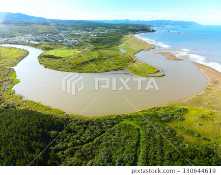 初秋時節北海道江差淺部川河口的鳥瞰圖 130644619