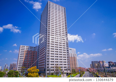 川崎車站前的藍天與摩天大樓 130644879
