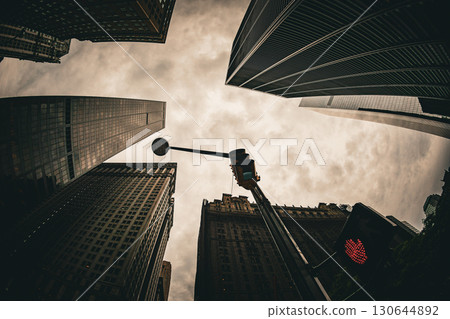 十字路口的摩天大樓和交通燈 130644892
