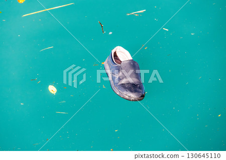 漂浮在港口的鞋子。沖繩縣那霸市那霸泊港 - 2025年6月26日 130645110