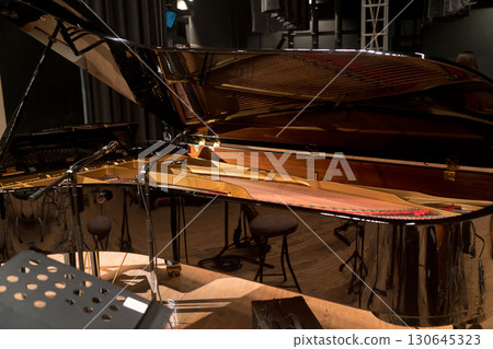 舞台上的大鋼琴和麥克風 舞台上的大鋼琴和麥克風 130645323
