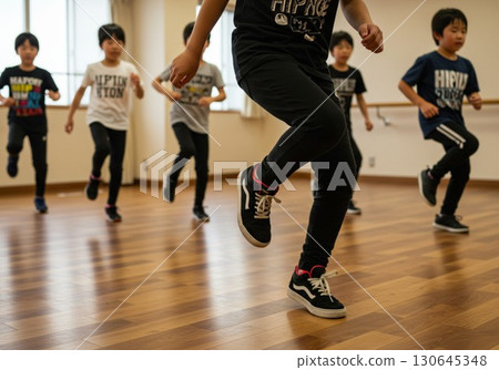 孩子們練習嘻哈舞的集體課 孩子們練習嘻哈舞的集體課 130645348