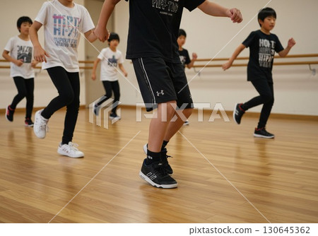 孩子們練習嘻哈舞的集體課 孩子們練習嘻哈舞的集體課 130645362