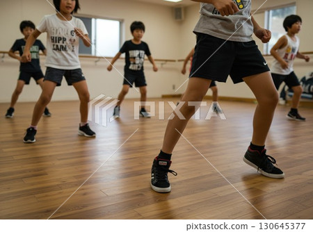 孩子們練習嘻哈舞的集體課 130645377
