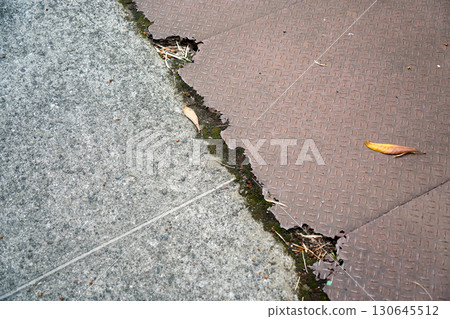 有脫落危險的生鏽排水溝蓋 130645512