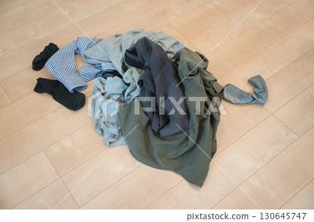 丟棄的衣服 130645747