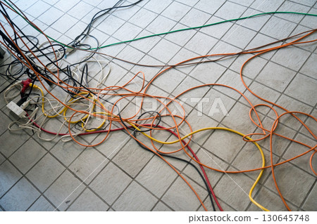 電線和音響線遍佈整個地板 130645748