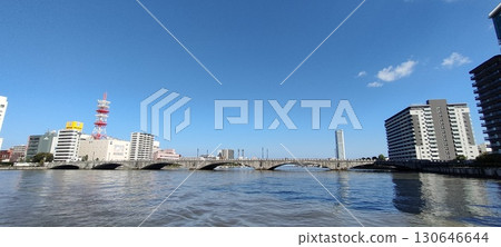 在新潟市搭乘觀光船，以萬代橋為背景，天氣晴朗。 130646644