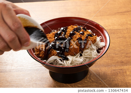 Tonkatsu bowl: Crispy batter with rich sauce 130647434