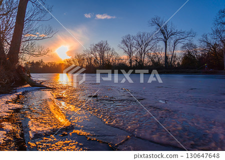 冰凍湖面上的日落 冰凍湖面上的日落 130647648