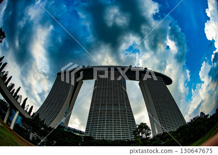 濱海灣金沙與壯麗的天空 濱海灣金沙與壯麗的天空 130647675