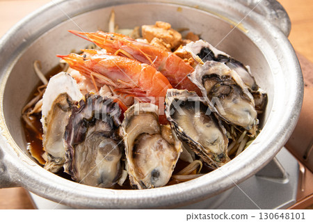 Gout hotpot with luxurious seafood and offal 130648101