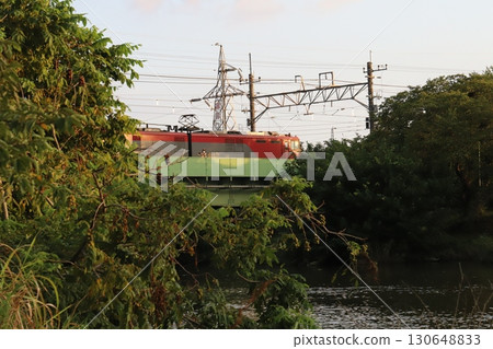 一輛 EH500 電力機車行駛在埼玉縣蓮田市附近的元荒川鐵路橋上 一輛 EH500 電力機車行駛在埼玉縣蓮田市附近的元荒川鐵路橋上 130648833