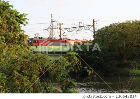 一輛 EH500 電力機車行駛在埼玉縣蓮田市附近的元荒川鐵路橋上 一輛 EH500 電力機車行駛在埼玉縣蓮田市附近的元荒川鐵路橋上 130648834