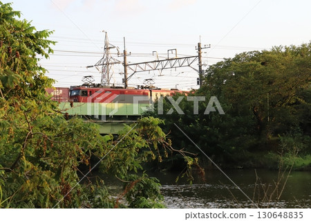 一輛 EH500 電力機車行駛在埼玉縣蓮田市附近的元荒川鐵路橋上 一輛 EH500 電力機車行駛在埼玉縣蓮田市附近的元荒川鐵路橋上 130648835