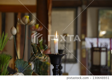 佛像前供奉的蠟燭靜靜地閃爍著 佛像前供奉的蠟燭靜靜地閃爍著 130648931