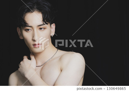 黑色背景上的男性肖像 130649865