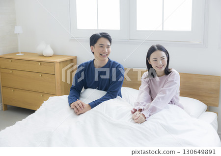 Couple relaxing in bed 130649891