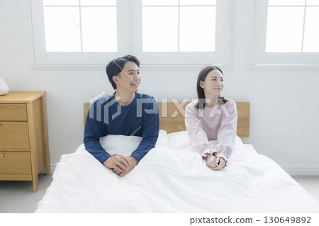 Couple relaxing in bed 130649892
