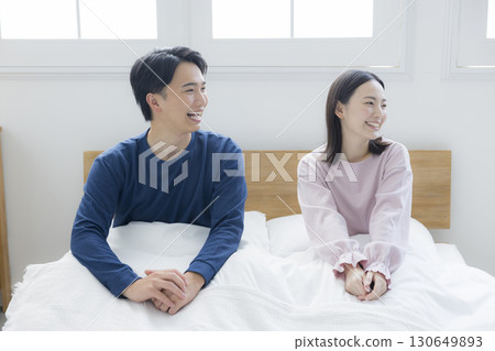 Couple relaxing in bed 130649893