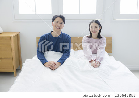 Couple relaxing in bed 130649895