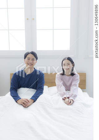 Couple relaxing in bed 130649896
