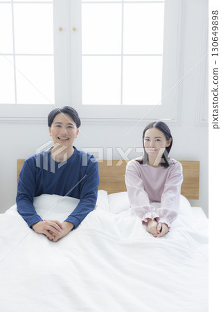 Couple relaxing in bed 130649898